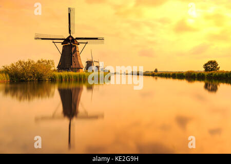 Moulins à vent de Kinderdijk traditionnel néerlandais, l'unesco, patrimoine mondial lors d'une journée ensoleillée à la fin de l'été. reflet visible sur la surface de l'eau. Banque D'Images