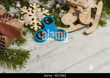 Spinner sur table en bois blanc avec décoration de Noël Banque D'Images