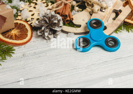 Spinner sur table en bois blanc avec décoration de Noël Banque D'Images