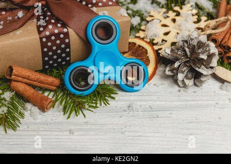 Spinner sur table en bois blanc avec décoration de Noël Banque D'Images