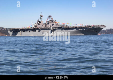 United States Navy de la classe Wasp navire d'assaut amphibie USS Essex (LHD-2) sur la baie de San Francisco. Banque D'Images