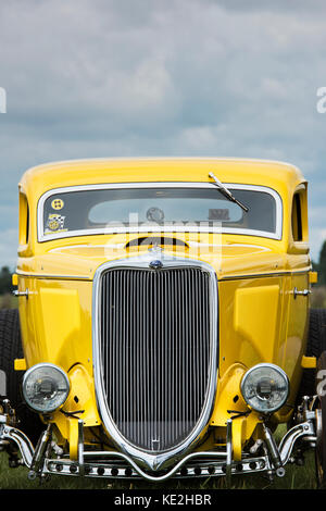 1934 Ford street rod jaune coupé à un american car show, Essex, Angleterre. Classic vintage American car Banque D'Images