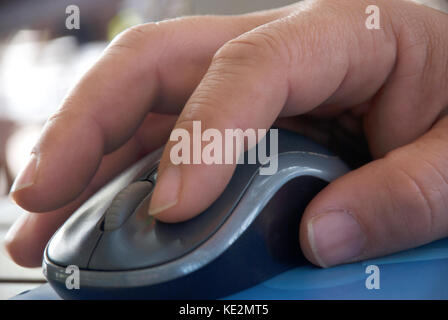 Souris d'ordinateur close-up homme de main. Banque D'Images