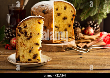 Panettone de Noël traditionnel avec des raisins secs et des fruits secs Banque D'Images