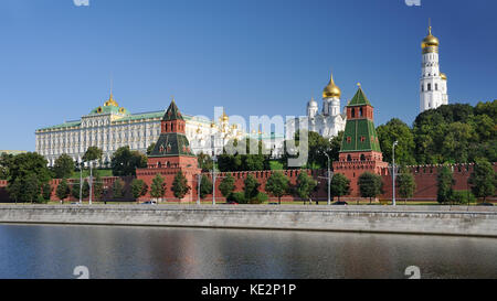 Ciel nuageux au-dessus du Kremlin de Moscou au début de la matinée d'été. MOSCOU, RUSSIE Banque D'Images