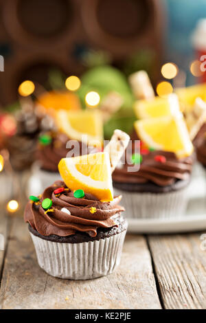 Cupcakes à l'orange et au chocolat avec glaçage à la ganache pour Noël Banque D'Images