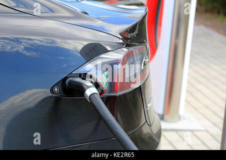 PAIMIO, FINLANDE - le 29 avril 2016 : Tesla Model S'en véhicule électrique Tesla Supercharger Gare de Paimio. Le livre vert li Banque D'Images