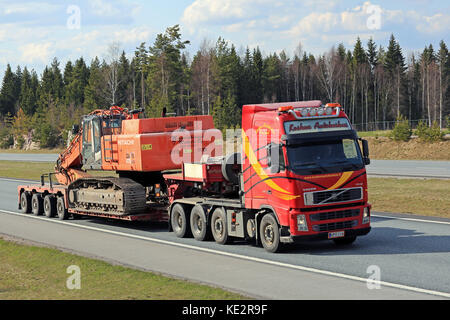 Salo, Finlande - le 29 avril 2016 transports camion Volvo FH : Hitachi Zaxis 470 lch excavatrice sur remorque à plate-forme surbaissée, le long de l'autoroute. Le Zaxis 470 lch j Banque D'Images