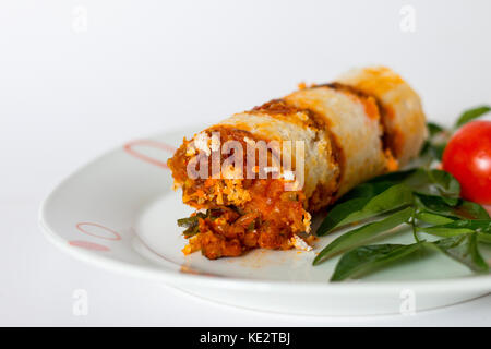 Crevettes riz blanc/poulet/mouton puttu farcis gâteau vapeur() avec feuille verte et tomate Banque D'Images