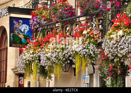 Impressionnante exposition florale à l'avant d'un hôtel à Frome, Somerset, Royaume-Uni. Banque D'Images