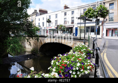 Pont au-dessus de la rivière Frome dans le centre-ville avec des magasins, café et bureaux sur le pont.Frome, Somerset. ROYAUME-UNI Banque D'Images