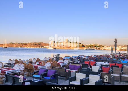 Des chaises sur la plage de Bodrum avec vue sur le château de Bodrum Banque D'Images