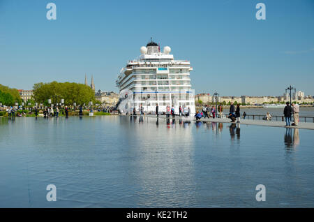 Le miroir d'eau ou le miroir d'eau à Bordeaux Banque D'Images