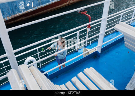 Woman taking a photograph selfies à bord d'un ferry Banque D'Images