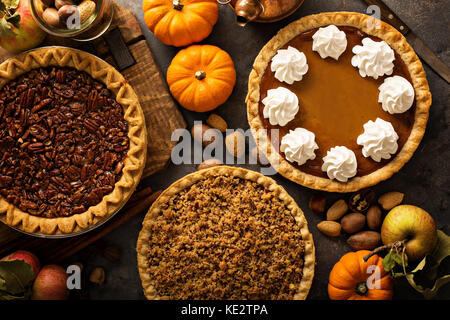 Des tartes traditionnelles de l'automne, citrouille tarte crumble aux pommes et aux pacanes coup de frais généraux Banque D'Images