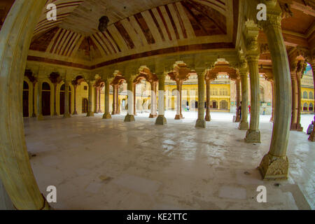 Dans sattais katcheri collumned hall à fort amber près de jaipur, Rajasthan, Inde. fort amber est la principale attraction touristique dans la région de jaipur, effet oeil de poisson Banque D'Images