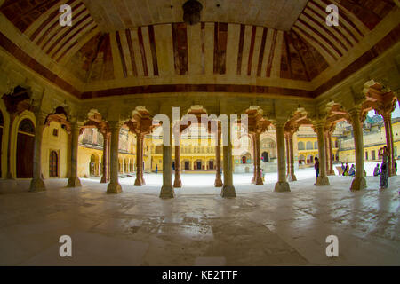 Dans sattais katcheri collumned hall à fort amber près de jaipur, Rajasthan, Inde. fort amber est la principale attraction touristique dans la région de jaipur, effet oeil de poisson Banque D'Images