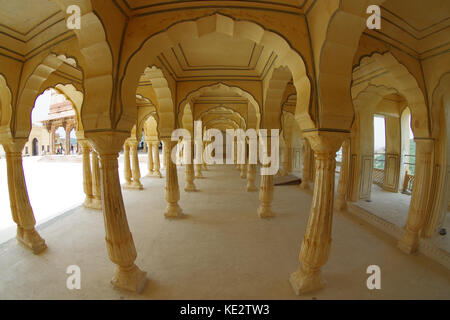 Collumned sattais katcheri dans hall jaune dans l'ambre fort près de jaipur, Rajasthan, Inde. fort amber est la principale attraction touristique dans la région de jaipur, Effet fish eye Banque D'Images