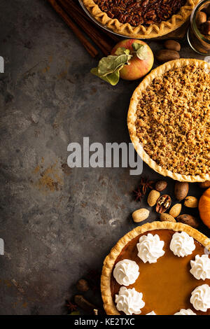 Des tartes traditionnelles de l'automne, citrouille tarte crumble aux pommes et aux pacanes passage tourné avec copyspace Banque D'Images