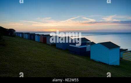 Cabines de plage sur la côte du Kent au coucher du soleil Banque D'Images