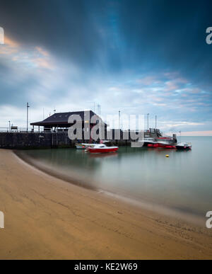 Bateaux de pêche au lever du soleil à la baie des Vikings dans Broadstairs, Kent Banque D'Images