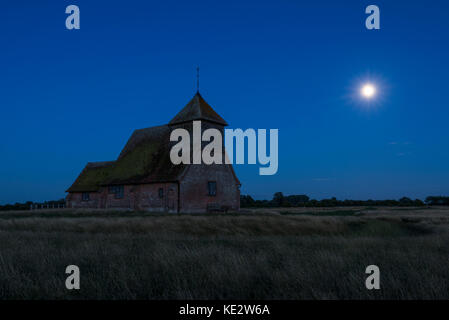 Fairfield Église sous la pleine lune sur Romney Marsh, Kent Banque D'Images