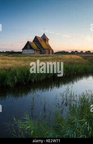 Église de Fairfield au coucher du soleil sur Romney Marsh, Kent. Banque D'Images