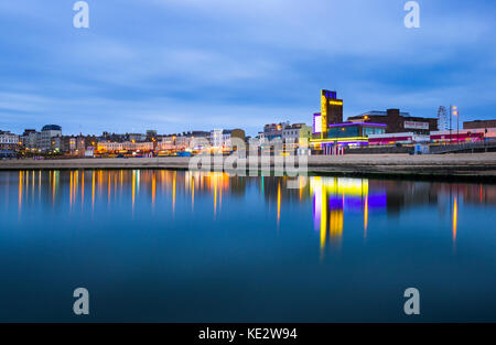 Dreamland Margate sur front de mer, dans le bassin de baignade au crépuscule. Banque D'Images