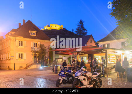 Château Staufen, open air wine shop bar, Staufen im Breisgau, Schwarzwald, Forêt-Noire, Bade-Wurtemberg, Allemagne Banque D'Images