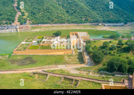 Vue aérienne d'un jardin dans l'ambre de fort près de la lac faleolo , situé à Jaipur au Rajasthan, Inde Banque D'Images