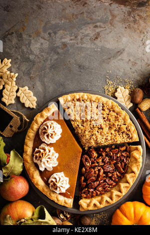 Automne des tartes traditionnelles, la citrouille et aux pacanes crumble aux pommes Banque D'Images