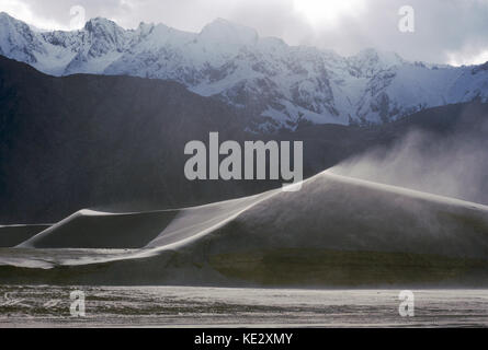 Le vent souffle le sable de dunes sur l'Indus River valley étage à Skardu, la vallée de l'Indus, au Cachemire, au Pakistan, 1990 Banque D'Images