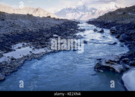 Montagnes couvertes de neige le long de la haute vallée de l'Indus, près de la frontière de la Chine, du Pakistan. Banque D'Images