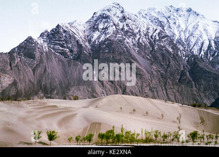 Dunes de sable sur l'Indus River Valley à côté de la rivière à Skardu, la vallée de l'Indus, au Cachemire, au Pakistan, 1990 Banque D'Images