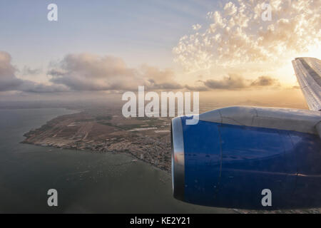 À partir de la fenêtre - coucher de soleil sur l'Espagne comme vu de voyage en avion Banque D'Images