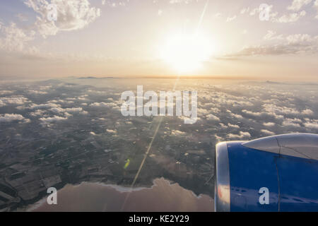 À partir de la fenêtre - coucher de soleil sur l'Espagne comme vu de voyage en avion Banque D'Images