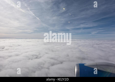 À partir de la fenêtre - coucher de soleil sur l'Espagne comme vu de voyage en avion Banque D'Images