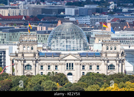 Grand dôme en verre sur le toit de l'édifice du parlement allemand (Deutscher Bundestag ou le Reichstag à Berlin, Allemagne Banque D'Images