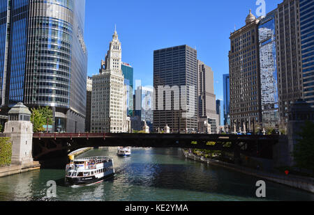 À l'est vers le bas de la rivière Chicago vers le Wrigley Building de la State Street Bridge. Banque D'Images