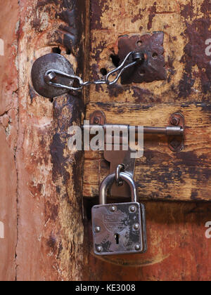 Rose en bois avec une vieille porte cadenas anciens rouillé, d'un loquet et une chaîne sur les rivets. Banque D'Images