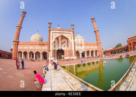 Delhi, Inde - le 27 septembre 2017 : des personnes non identifiées, autour de de l'étang artificiel en face d'un merveilleux temple Jama Masjid, c'est la plus grande mosquée musulmane en Inde. Delhi, Inde, effet oeil de poisson Banque D'Images