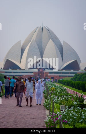 Delhi, Inde - 27 septembre 2017 : les personnes non identifiées appréciant le magnifique Temple du Lotus, situé à New Delhi, en Inde, est une maison de culte Bahai Banque D'Images