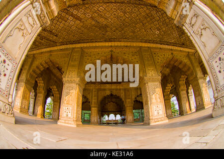 Delhi, Inde - le 25 septembre 2017 : indoord raison de marqueterie de marbre, colonnes et arcades, salle de l'audience privée ou diwan je khas au Lal Qila ou fort rouge à Delhi, Inde, effet oeil de poisson Banque D'Images