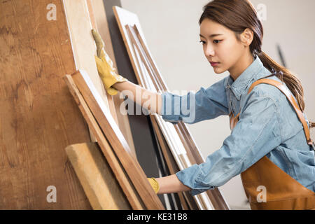 Vue latérale du jeune travailleur du sexe féminin au travail Banque D'Images