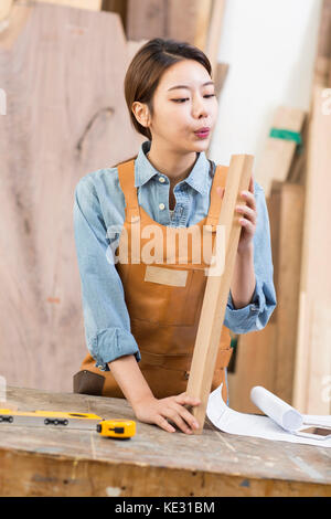 Portrait de jeune femme tanneur se concentrant sur son travail Banque D'Images