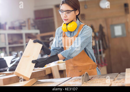 Jeune menuisière se concentrant sur son travail Banque D'Images