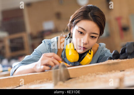 Portrait of young female tanneur se concentrant sur son travail Banque D'Images