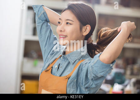 Portrait of young female menuisier Banque D'Images