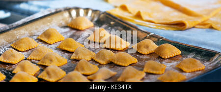 Raviolis maison fraîche sur les pâtes longues bac large banner Banque D'Images
