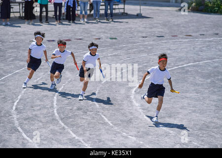 Les enfants japonais au cours de la journée du sport scolaire Banque D'Images